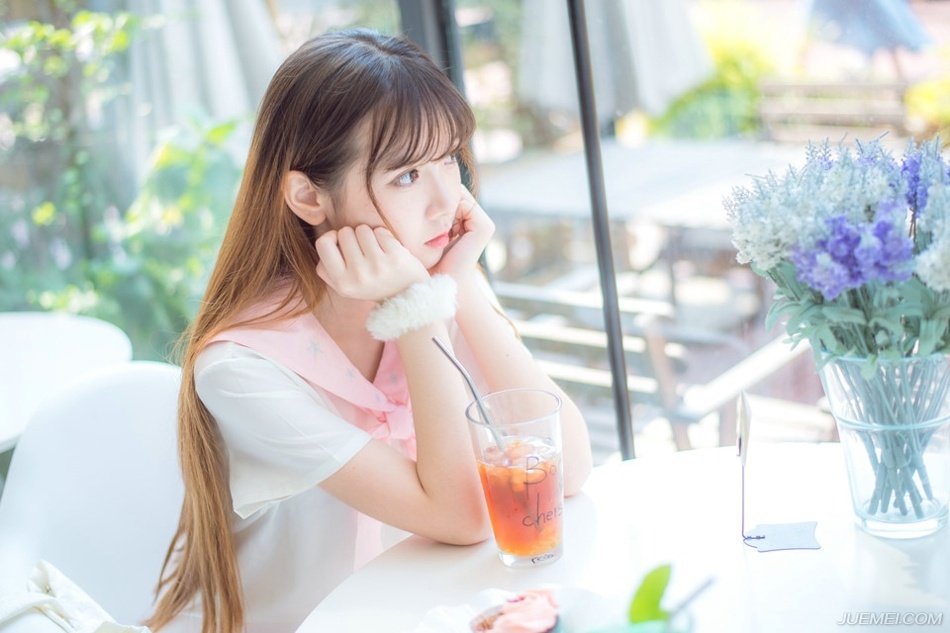 你若爱她，让你的爱像阳光一样包围她，并且给她自由。